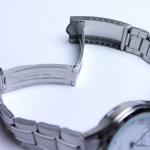 三つ折れバックル：腕時計のベルトをつまようじで調整する方法